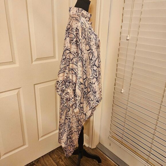 Gracia Snakeskin light pink and navy blouse - Picture 2 of 9